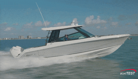 Boston Whaler 330 Vantage underway