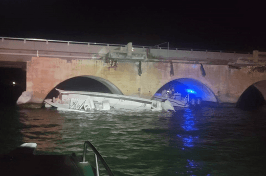 Capt.-Kevin-Freestone-of-TowBoatUS-responds-vessel-bridge-strike-2-5-25