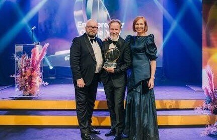 Jan-Erik Viitala-EY-Entrepreneur-of-the-Year-award-program-director-Juha-Hilmola-chair-jury-Leena-Niemistö-11-11-24