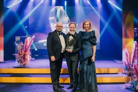 Jan-Erik Viitala-EY-Entrepreneur-of-the-Year-award-program-director-Juha-Hilmola-chair-jury-Leena-Niemistö-11-11-24