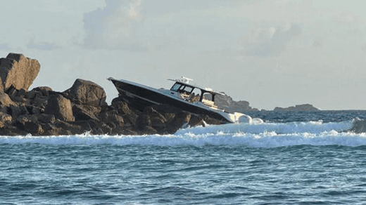 Loon-SY-tender-crash-courtesy-Le-Journal-de-Saint-Barth-1-8-25
