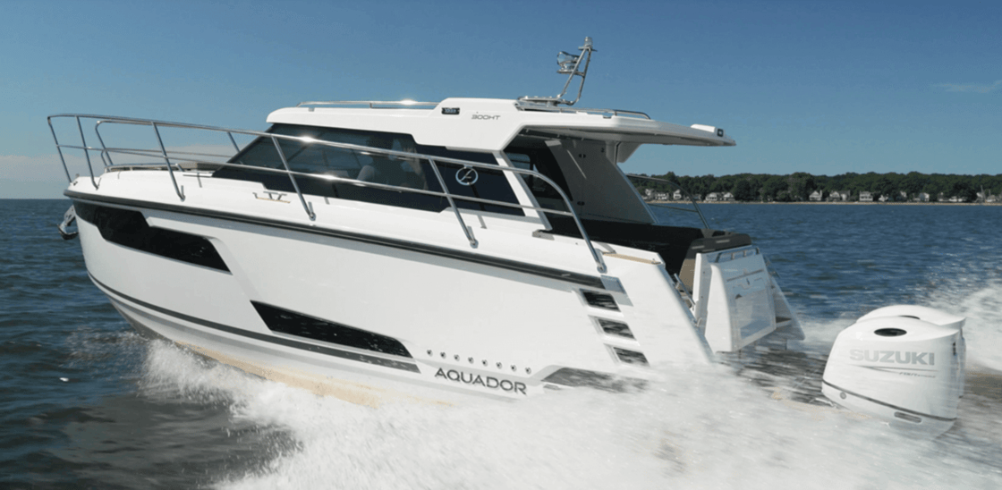 THE AQUADOR 300HT IS DESIGNED FOR YOUNG FAMILIES AND IS POWERED BY TWIN 200-HP OUTBOARDS. 