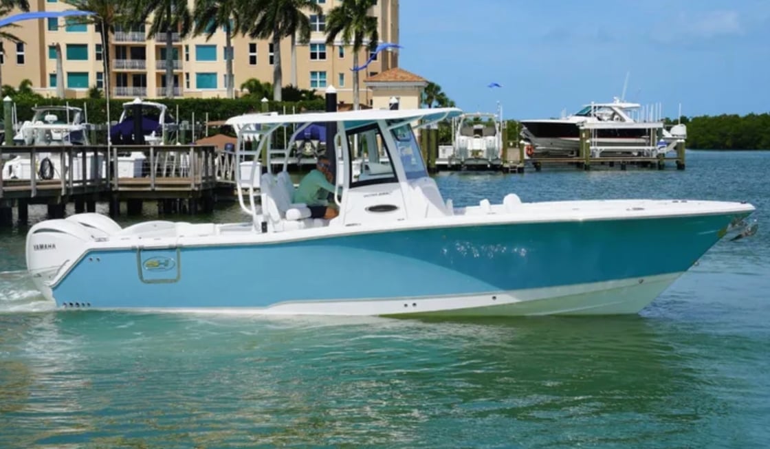Sea Hunt Ultra 285 FS underway